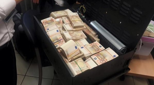 Valise magique en Euro du maître KPEDJI. C'est une valise qui multiplie des billets de banque en Euro chaque jours sans conséquence , c'est une valise qui te donne chaque jours la somme qui tu lui demande en Euro alors pour plus de détails sur ma valise n'hésite pas de me contacter .